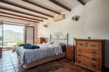 Spacious Cottage With Private Pool And Beautiful Views Of Mountains And Sea