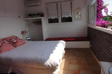 پانسیون Les Grimaldines   Maison D Hôtes