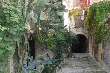پانسیون Les Grimaldines   Maison D Hôtes