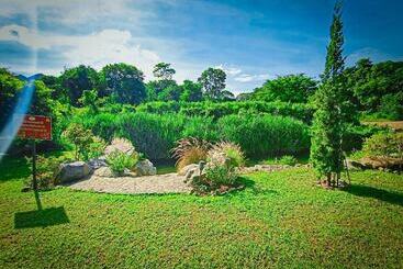 هتل Resort Huangchui Baan Phu Khao