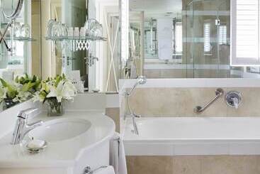 Twelve Apostles Hotel & Spa