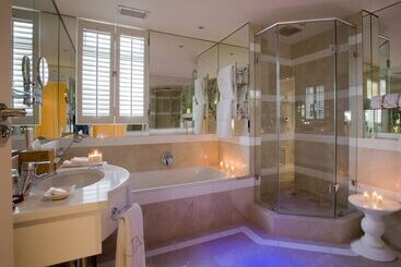 Twelve Apostles Hotel & Spa