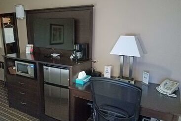 هتل Americas Best Value Inn And Suites Bismarck