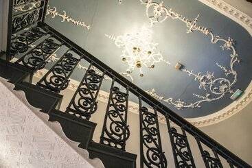 هتل Arnos Manor