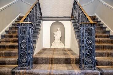 هتل Arnos Manor