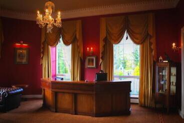 هتل Castle Oaks House