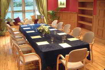 هتل Castle Oaks House