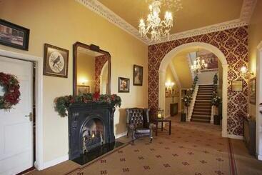 هتل Castle Oaks House
