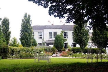 هتل Castle Oaks House