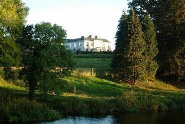 هتل Castle Oaks House