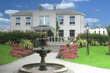هتل Castle Oaks House