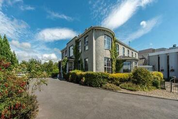 هتل Castle Oaks House