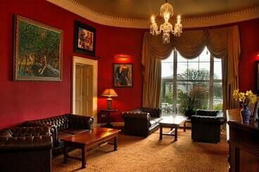 هتل Castle Oaks House