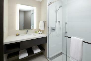 هتل Doubletree By Hilton Montreal