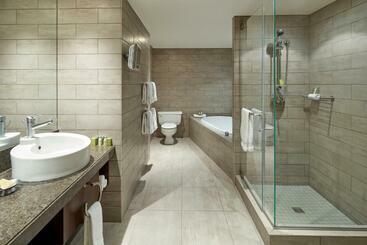 هتل Doubletree By Hilton Montreal