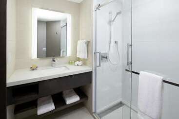 هتل Doubletree By Hilton Montreal