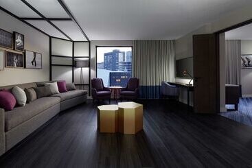هتل Doubletree By Hilton Montreal