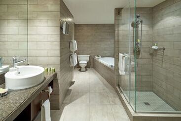 هتل Doubletree By Hilton Montreal