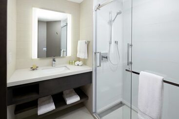 هتل Doubletree By Hilton Montreal