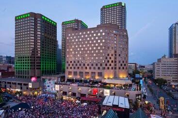 هتل Doubletree By Hilton Montreal