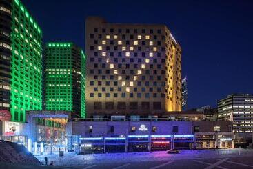 هتل Doubletree By Hilton Montreal