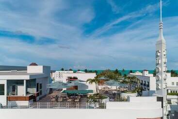 هتل Dream South Beach, By Hyatt