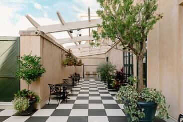 هتل French Quarter Inn