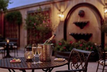 هتل French Quarter Inn