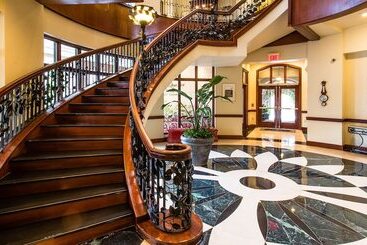 هتل French Quarter Inn