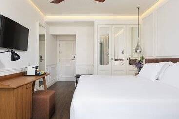 هتل H10 Universitat
