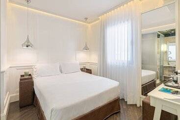 هتل H10 Universitat