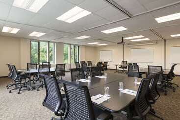 هتل Ivey Spencer Leadership Centre