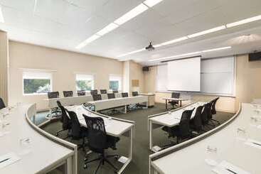 هتل Ivey Spencer Leadership Centre