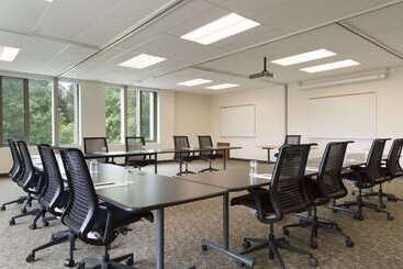 هتل Ivey Spencer Leadership Centre