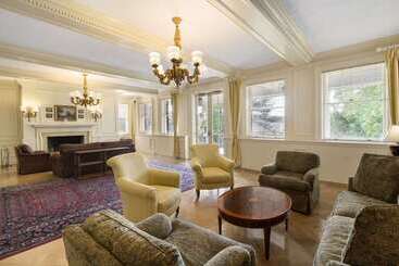 هتل Ivey Spencer Leadership Centre
