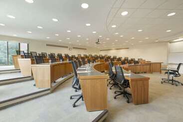 هتل Ivey Spencer Leadership Centre