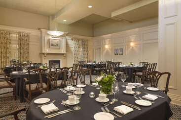 هتل Ivey Spencer Leadership Centre