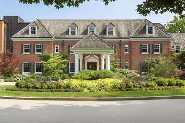 هتل Ivey Spencer Leadership Centre
