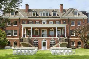 هتل Ivey Spencer Leadership Centre