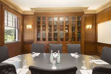 هتل Ivey Spencer Leadership Centre