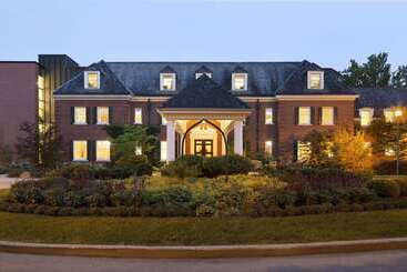 هتل Ivey Spencer Leadership Centre