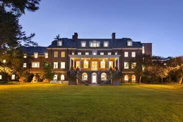هتل Ivey Spencer Leadership Centre