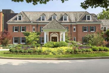 هتل Ivey Spencer Leadership Centre