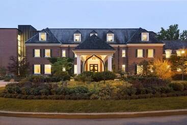 هتل Ivey Spencer Leadership Centre
