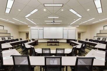 هتل Ivey Spencer Leadership Centre