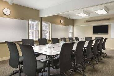 هتل Ivey Spencer Leadership Centre