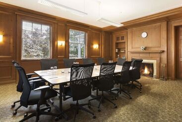 هتل Ivey Spencer Leadership Centre