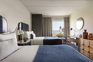 هتل Newport Harbor Island Resort