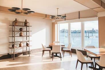 هتل Newport Harbor Island Resort
