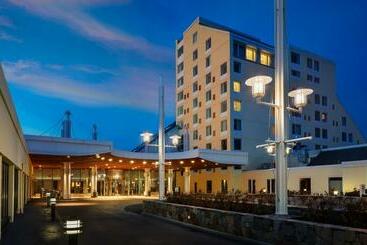 هتل Newport Harbor Island Resort